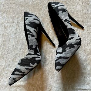 Size 8 fashionable heels, about a 4 inch heel. Like new.